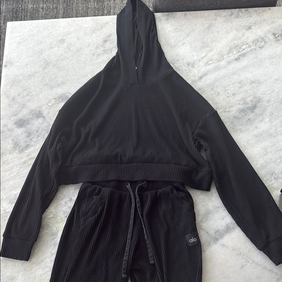 ALO Yoga Women's Black Cropped Hoodie and sweatpants set - Picture 5 of 14